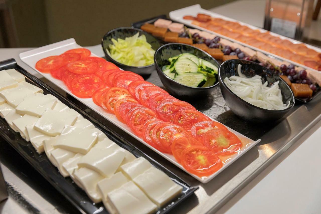 Hm Ayron Park - Adults Only Hotel Playa de Palma  Ngoại thất bức ảnh A selection of cheese and vegetables